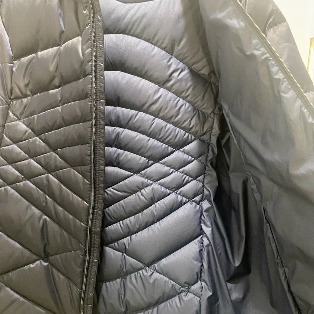 The North Face Women's Puffer Jacket w/hood - Deep Blue (Beautiful Design). - Picture 8 of 12